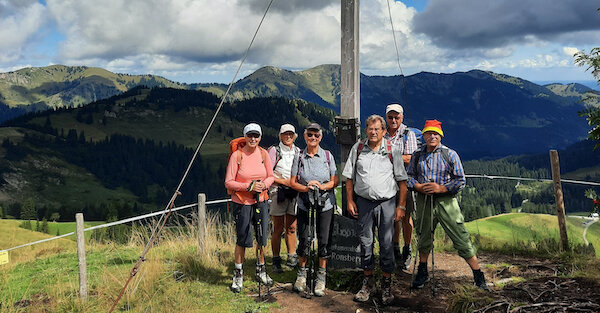 Bergwandergruppe am Gipfel | © DAV Neu-Ulm