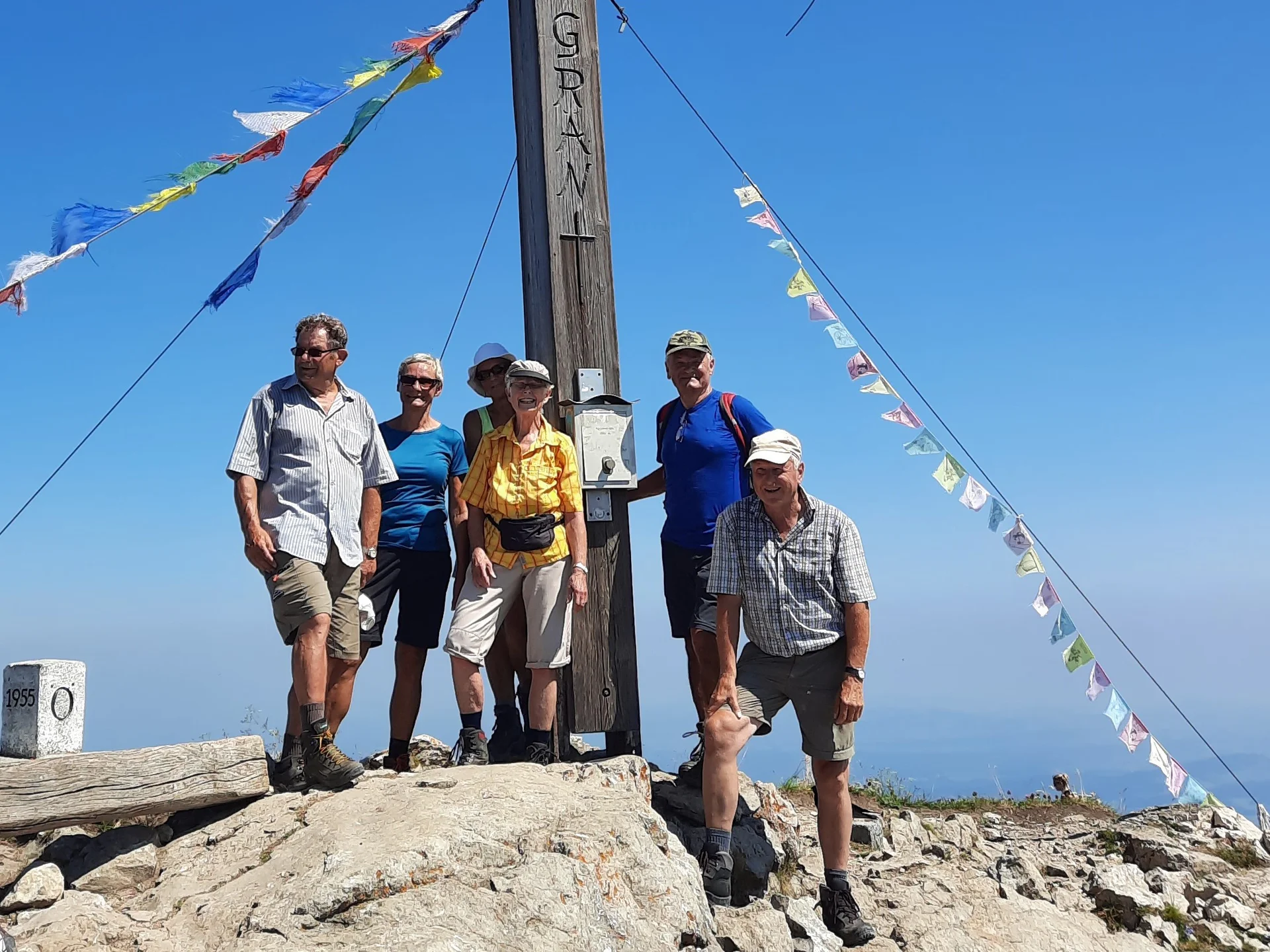 Menschen am Gipfelkreuz | © DAV Neu-Ulm