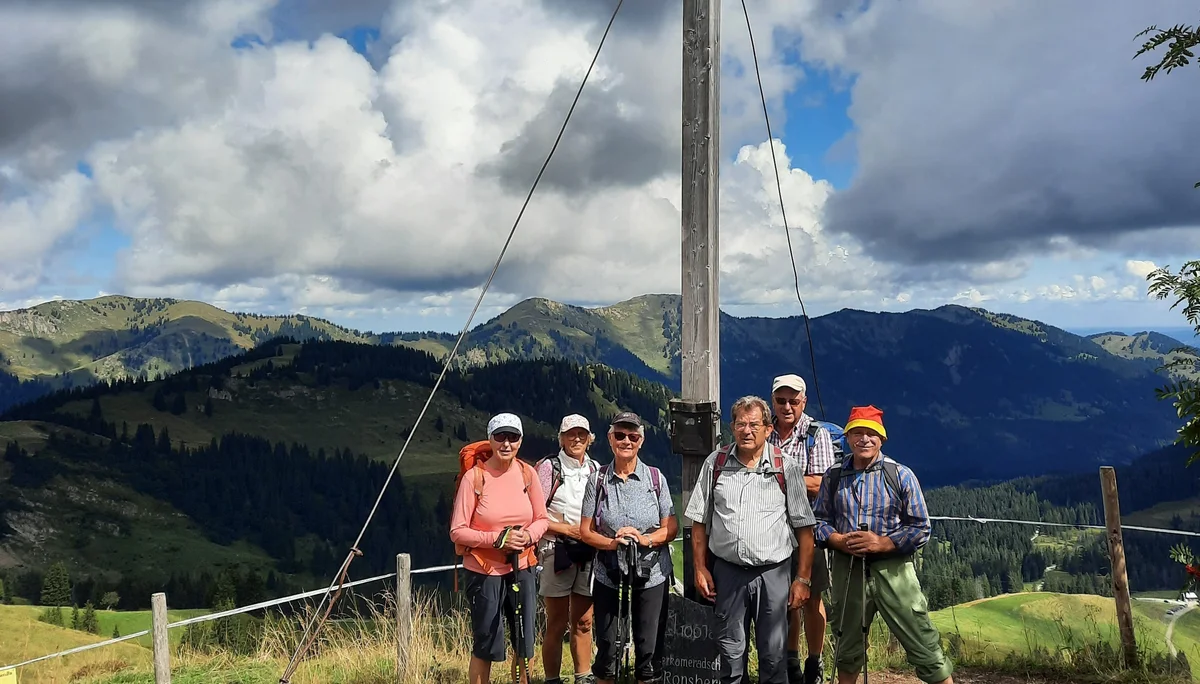 Menschen am Gipfelkreuz | © DAV Neu-Ulm