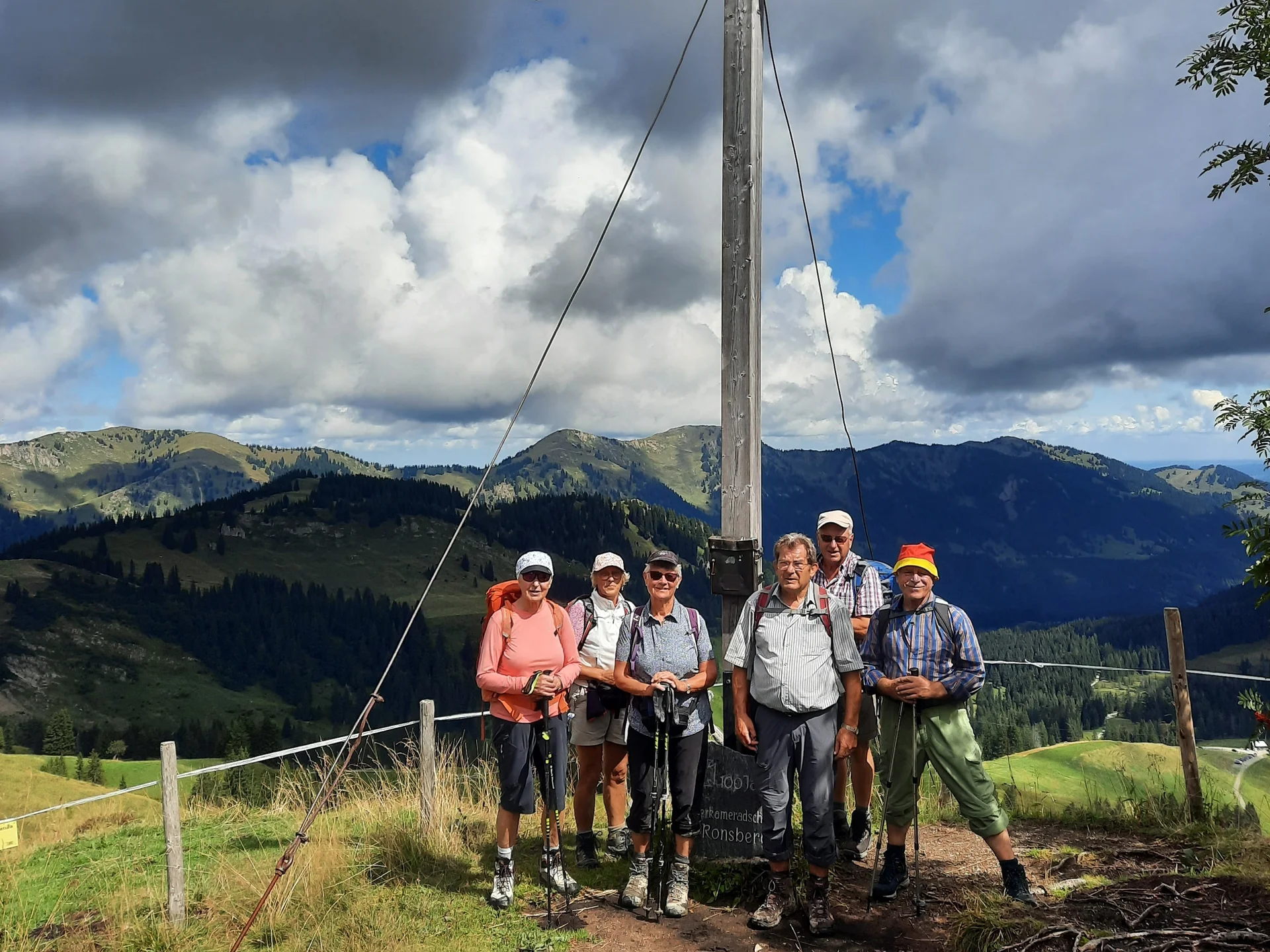 Menschen am Gipfelkreuz | © DAV Neu-Ulm