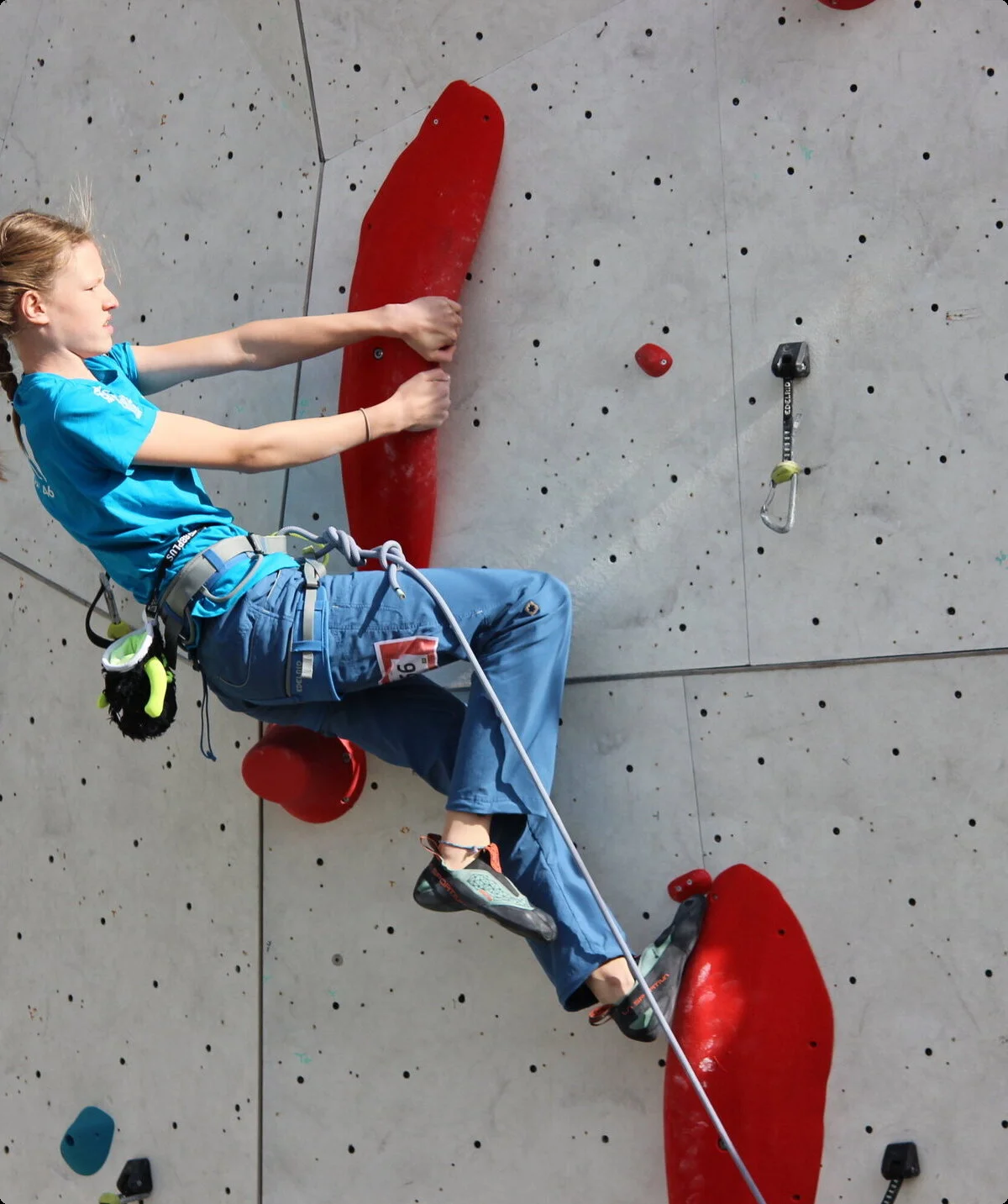 Kletternde Jugendliche | © DAV Neu-Ulm