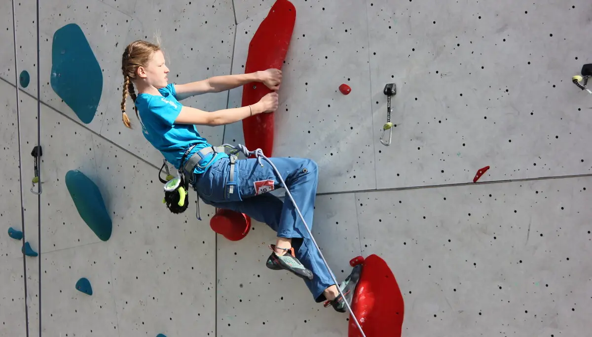 Kletternde Jugendliche | © DAV Neu-Ulm