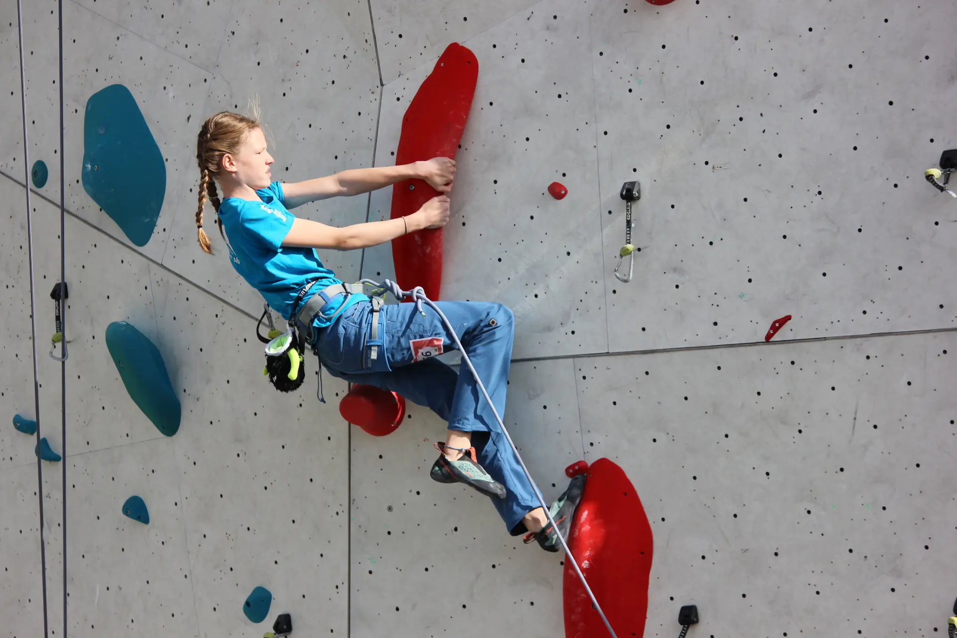 Kletternde Jugendliche | © DAV Neu-Ulm