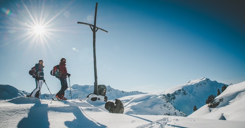Skitourengeher am Gipfelkreuz | © DAV/Daniel Hug