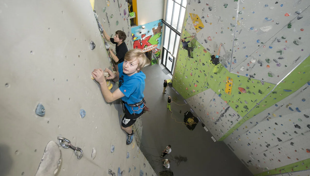 Zwei Jungs beim Klettern im Vorstieg nebeneinander. | © DAV/Thilo Brunner